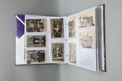un livre ouvert avec des photos de personnes