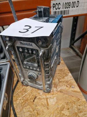 une photo d'une radio posée sur une table en bois