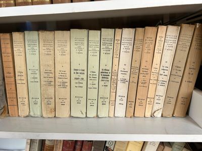 beaucoup de vieux livres sur une étagère dans une bibliothèque