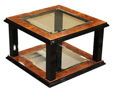 une table en verre avec une base en bois et un plateau en verre