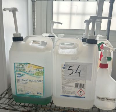 trois récipients remplis d'eau posés sur une étagère devant une fenêtre