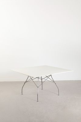 une image représentant une table blanche dans une pièce aux murs blancs