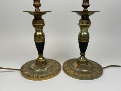 paire de bougeoirs anciens en laiton rehaussés de touches noires et dorées