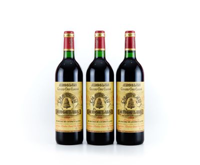 trois bouteilles de vin posées sur une surface blanche
