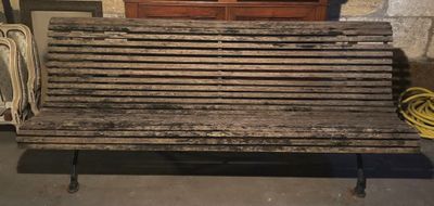 un banc en bois posé devant une porte