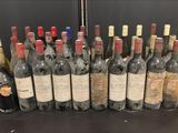 plusieurs bouteilles de vin sont alignées sur une table