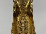 figurine en laiton représentant une femme tenant un oiseau, posée sur un socle