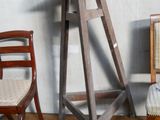 deux chaises et un tabouret posés par terre dans une pièce