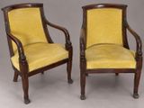 une paire de chaises anciennes avec un revêtement jaune, revêtement jaune, revêtement jaune, revêtement jaune, revêtement