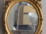 un miroir accroché au mur à côté d'une lampe