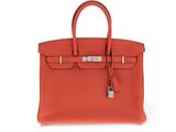 un sac Hermès rouge muni d'un cadenas sur la poignée