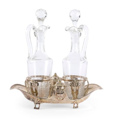 une paire de carafes en cristal et un plateau en métal argenté sur fond blanc