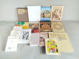 de nombreux livres posés sur une table