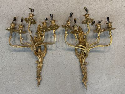 une paire de candélabres anciens en laiton ornés de figurines