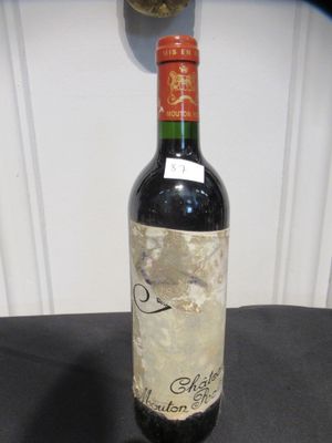 une bouteille de vin posée sur une table