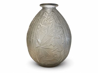 un vase en verre posé sur une surface blanche