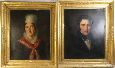 deux tableaux représentant un homme et une femme, dans un cadre doré