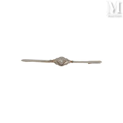 une petite pince à cravate en argent ornée d'un diamant