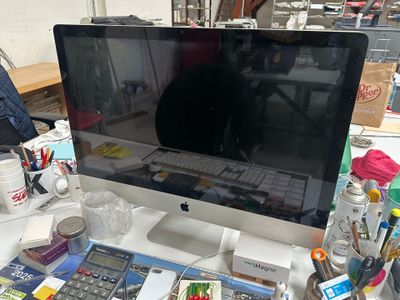 une image représentant un bureau avec un ordinateur, une calculatrice et d'autres fournitures de bureau