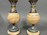 deux vases posés sur une table