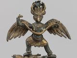 une image représentant une statue en bronze d'un homme avec un oiseau sur la tête