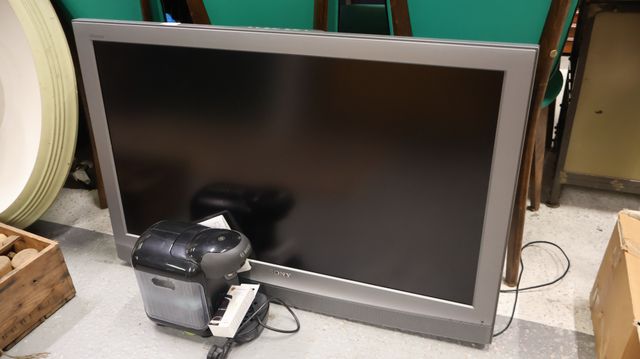 Téléviseur Sony (D 101) sans pied ni télécommande, joint cafetièr...