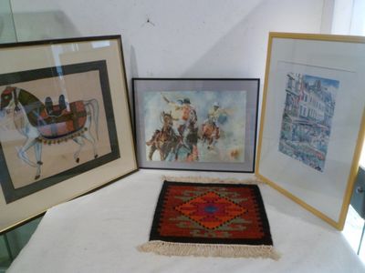 trois photos encadrées de chevaux et un tapis sur une table