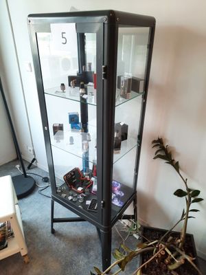 Vitrine en métal laqué gris vitrée toutes faces à 1 vantail (clef) - Photo 1