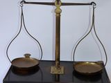 une balance sur laquelle sont posés deux récipients en verre