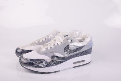 une paire de chaussures emballées dans du plastique
