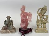 trois statues de femmes asiatiques et un homme sur un socle
