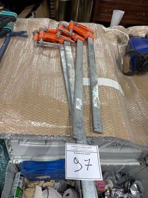 une boîte à outils posée sur une table, avec une étiquette de prix
