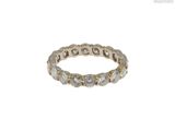 gros plan d'une bague en diamant sur fond blanc