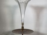 un vase en verre posé sur une table