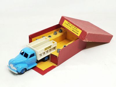 un camion miniature qui se trouve à l'intérieur d'une boîte
