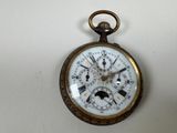 une montre de poche en or avec un cadran blanc