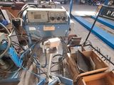 une machine posée sur le sol dans un entrepôt