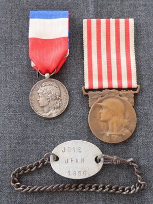 Deux médailles et une médaille sont posées sur une table
