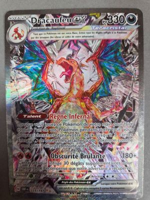 gros plan d'une carte pokemon sur une table
