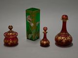trois petits vases posés l'un à côté de l'autre sur une table