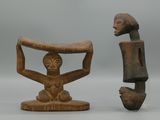 deux sculptures en bois représentant une femme et un homme tenant chacun un morceau de bois