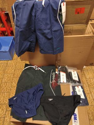 une pile de vêtements posée sur une table en bois