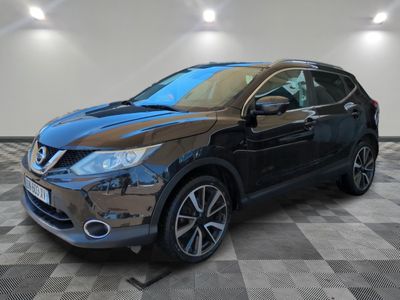 une Nissan QX-V noire garée sur un sol à damier