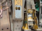 un grand nombre d'outils posés sur une table