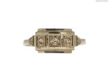 gros plan d'une bague en diamant sur fond blanc