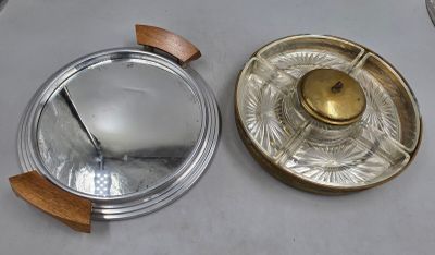 une assiette en argent avec un manche en bois et une assiette en argent contenant une cuillère