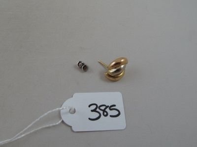 une étiquette à laquelle est attachée une étiquette de prix et une paire de boucles d'oreilles
