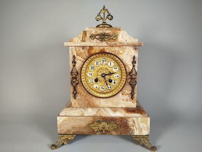 une petite horloge posée sur une table