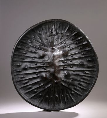 gros plan d'un objet métallique sur une surface blanche