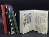 plusieurs livres sont empilés sur une table